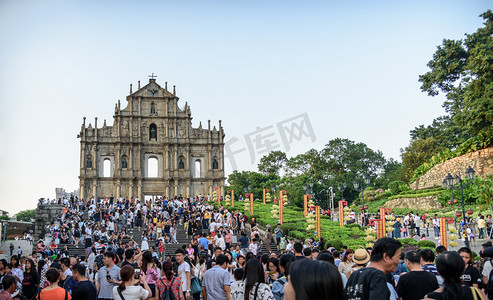 人山人海的澳门大三巴景点摄影图