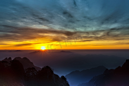 山峰云海摄影照片_太阳山峰和云海摄影图