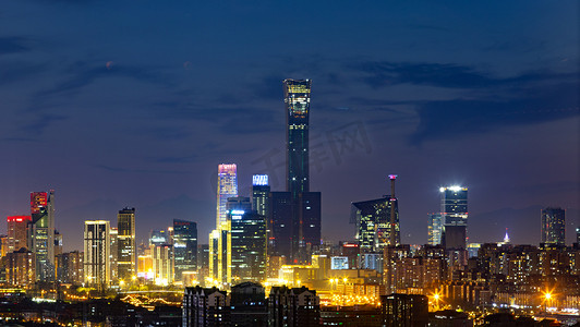 中国宫廷风海报摄影照片_夜景的中国尊摄影图