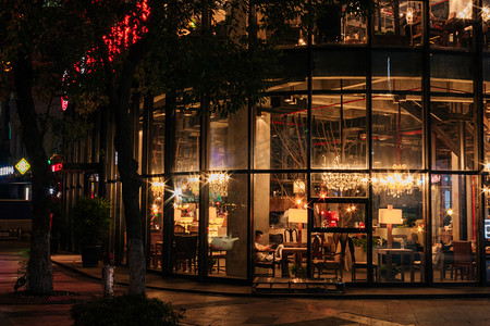 步行街的咖啡馆一楼夜景灯光