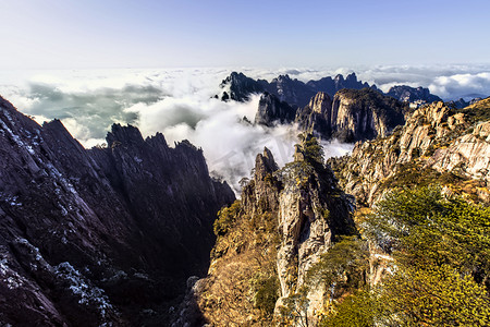 云海蓝天和山峰摄影图