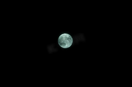 中秋月夜摄影照片_十五蓝月亮摄影图
