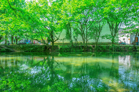 夏天水面摄影照片_夏天白天人物山区站立摄影图配图