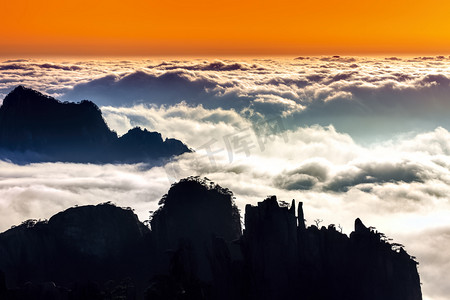阳光山脉摄影照片_山脉岩石和云海摄影图