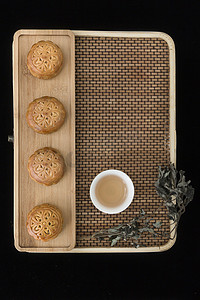 中秋节古典摄影照片_月饼传统竹编中秋礼盒摄影图