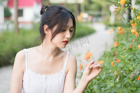 学生少女漂亮青春花草摄影图配图