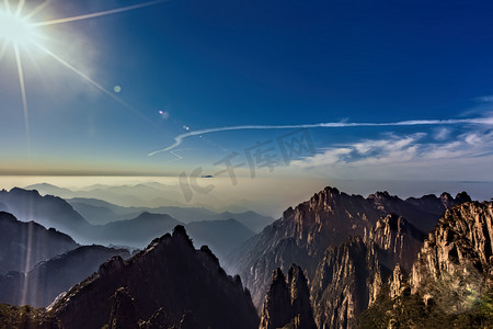 太阳山峰和云海摄影图