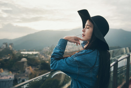 卡通古风少女摄影照片_夕阳下的少女