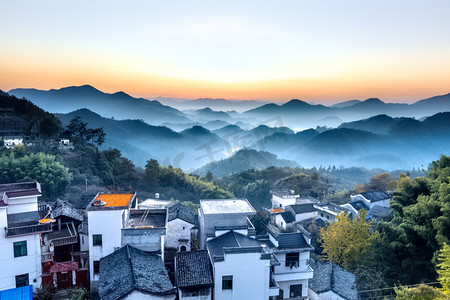 晒秋摄影照片_村子山峰和云海摄影图