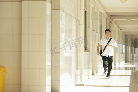 阳光学校学生走廊奔跑摄影图配图