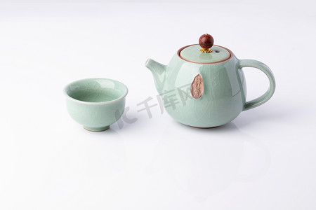 青釉茶具摄影图