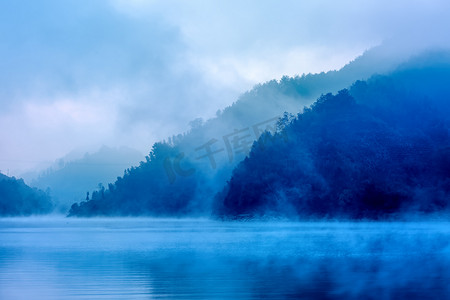 山水卷轴摄影照片_山峰树木和水面摄影图