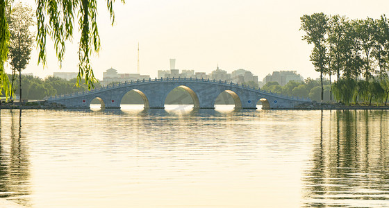 北京国宾馆钓鱼台摄影照片_北京玉渊潭公园湖面和桥摄影图