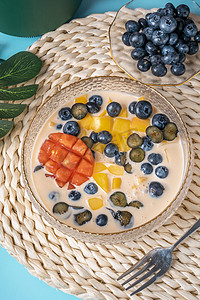 美味蓝莓牛奶水果捞食品摄影图配图
