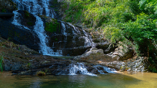 流水摄影照片_高山瀑布初夏流水岩石上流动摄影图配图