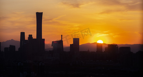 夕阳余晖下的中国尊摄影图