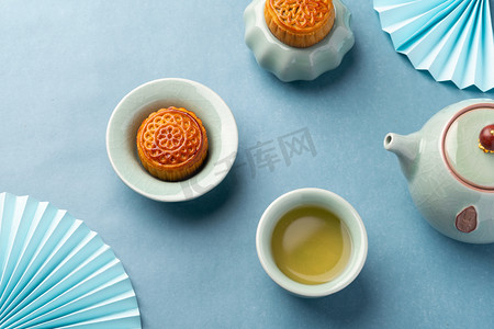 中月饼摄影照片_月饼美食中国风海报中秋团圆摄影图