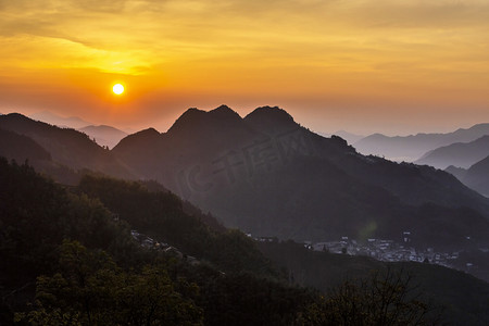 山峰日出摄影照片_太阳山峰摄影图