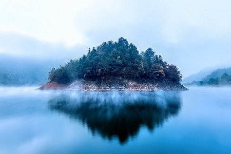 淡山水底色摄影照片_小岛水面和树木摄影图