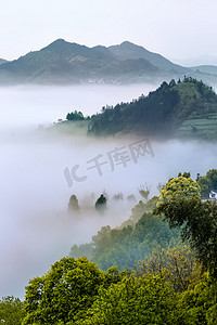 村子云海和山峰摄影图