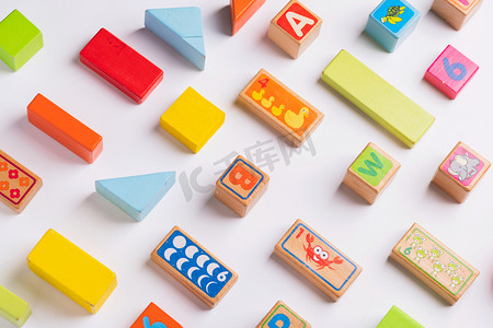 玩具组合彩色积木摄影图