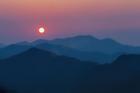 太阳山峰和晚霞摄影图