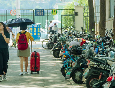 毕业摄影照片_开学的学生进校门