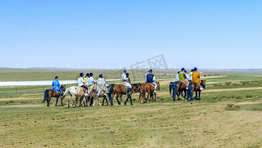草原旅游人物上午马群夏季素材摄影图配图