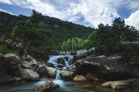 青山绿水摄影照片_山上的溪水中午水山上无摄影图配图