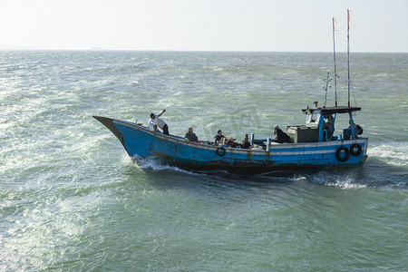 海洋中的渔船下午渔船海洋无摄影图配图