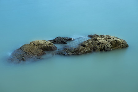 水中岩石早上岩石海岛无摄影图配图