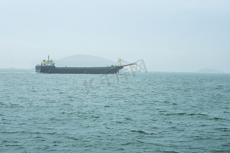 海洋波浪摄影照片_海上油轮早上轮船海洋无摄影图配图