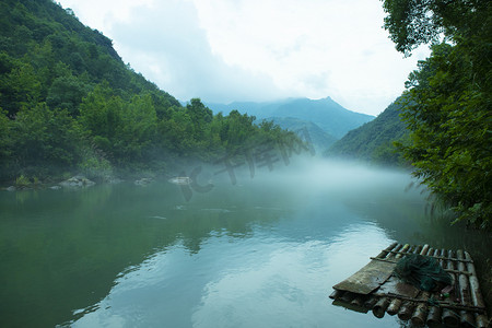 云雾缭绕绕摄影照片_山里的湖水下午湖水山里无摄影图配图