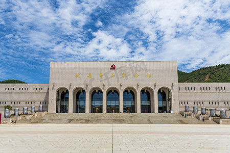 雕像建筑摄影照片_延安纪念馆图上午展览馆室外摄影摄影图配图