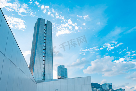 现代化城市建筑蓝天白云摄影图配图