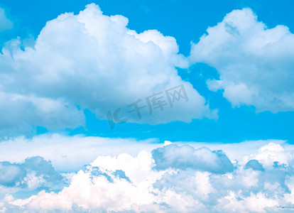 蓝天白云晴天天气云朵摄影图配图
