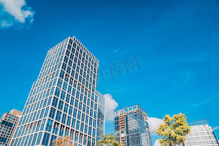 清新城市建筑摄影照片_蓝天晴朗城市建筑风光摄影图配图