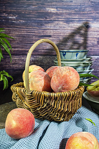 篮子中的水蜜桃下午水蜜桃室内静物摄影图配图