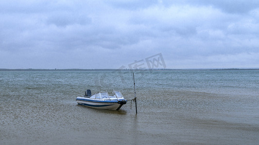 红印素材摄影照片_红碱淖沙湖上午小船夏季素材摄影图配图