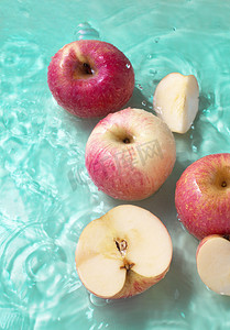 静物水中苹果红色苹果新鲜苹果健康生活方式摄影图配图