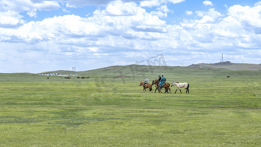 草原牧马人上午草原夏季素材摄影图配图