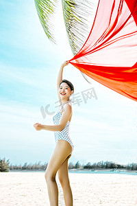 空中瑜伽白天比基尼美女户外沙滩举起手微笑摄影图配图
