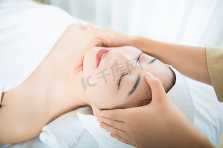 按摩spa白天享受美容spa的女顾客室内按摩头部摄影图配图