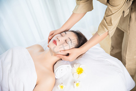 按摩美容白天做spa按摩的美女室内按摩脸部摄影图配图