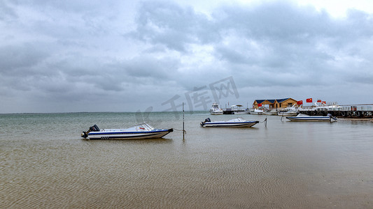 名胜风景摄影照片_小船码头上午小船夏季素材摄影图配图