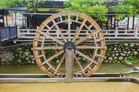 广州花都红山村农具水车引水灌溉摄影图配图