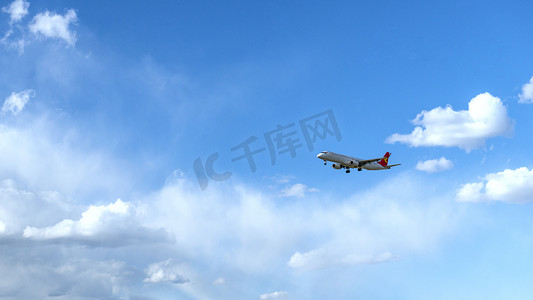 天空飞机上午飞机夏季素材摄影图配图