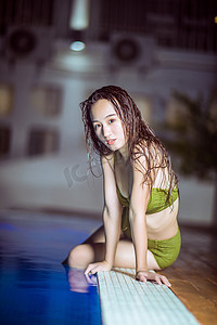 比基尼美女写真摄影照片_夏天美女夜晚比基尼美女泳池撩水摄影图配图