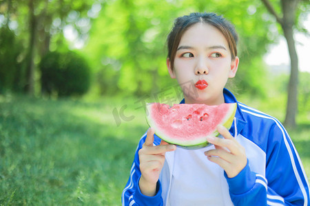 夏季白天美女公园吃西瓜摄影图配图