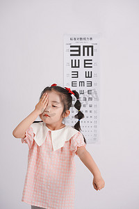 视力白天女孩少女测视力摄影图配图
